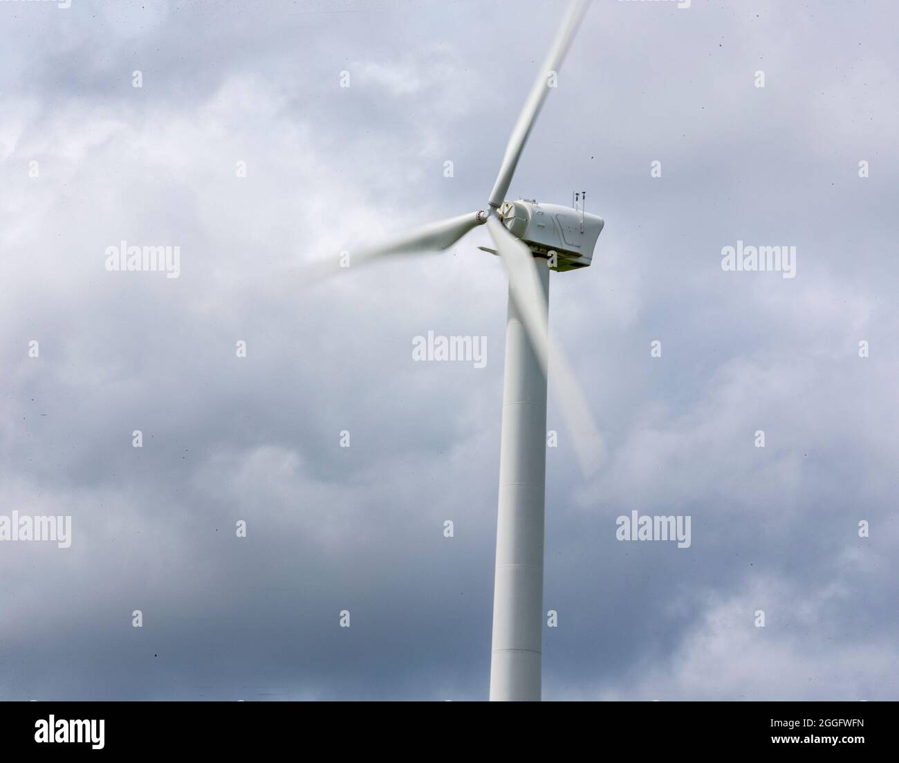 Una turbina eolica vicino alla riva di Long Island, NY Foto Stock