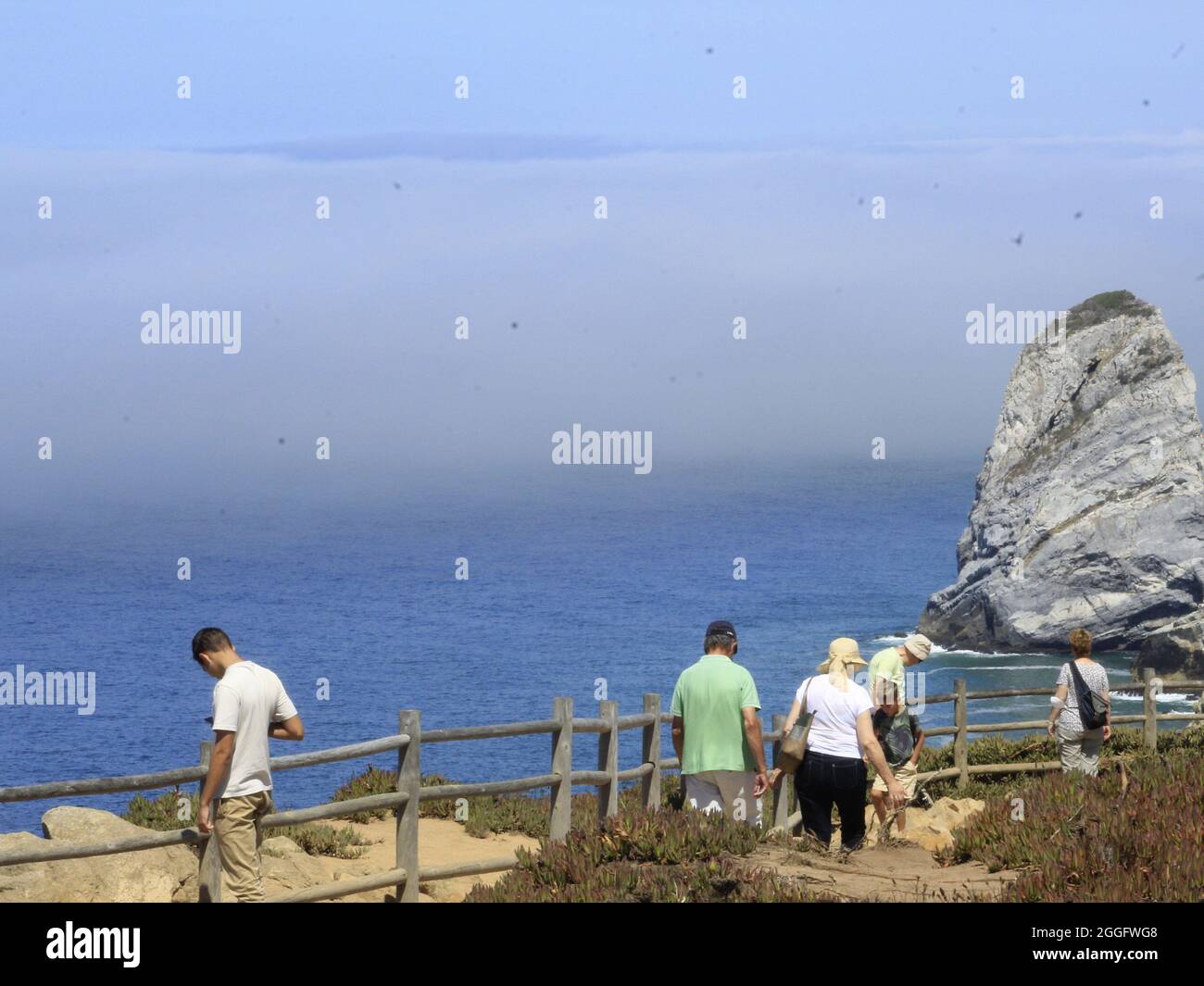 Sintra, Portogallo. 31 ago 2021. (INT) i turisti godono del bellissimo paesaggio di Cabo da Roca in Portogallo. 31 agosto 2021, Sintra, Portogallo: I turisti godono il bellissimo paesaggio di Cabo da Roca, uno dei luoghi più visitati nel comune di Sintra, nella regione metropolitana di Lisbona, Martedì (31). Sopra Cabo da Roca, il punto più occidentale del continente europeo, il poeta e scrittore portoghese Luis Vaz de Camoes scrisse: ''qui finisce la terra e inizia il mare' (Credit Image: © Edson De Souza/TheNEWS2 via ZUMA Press Wire) Foto Stock