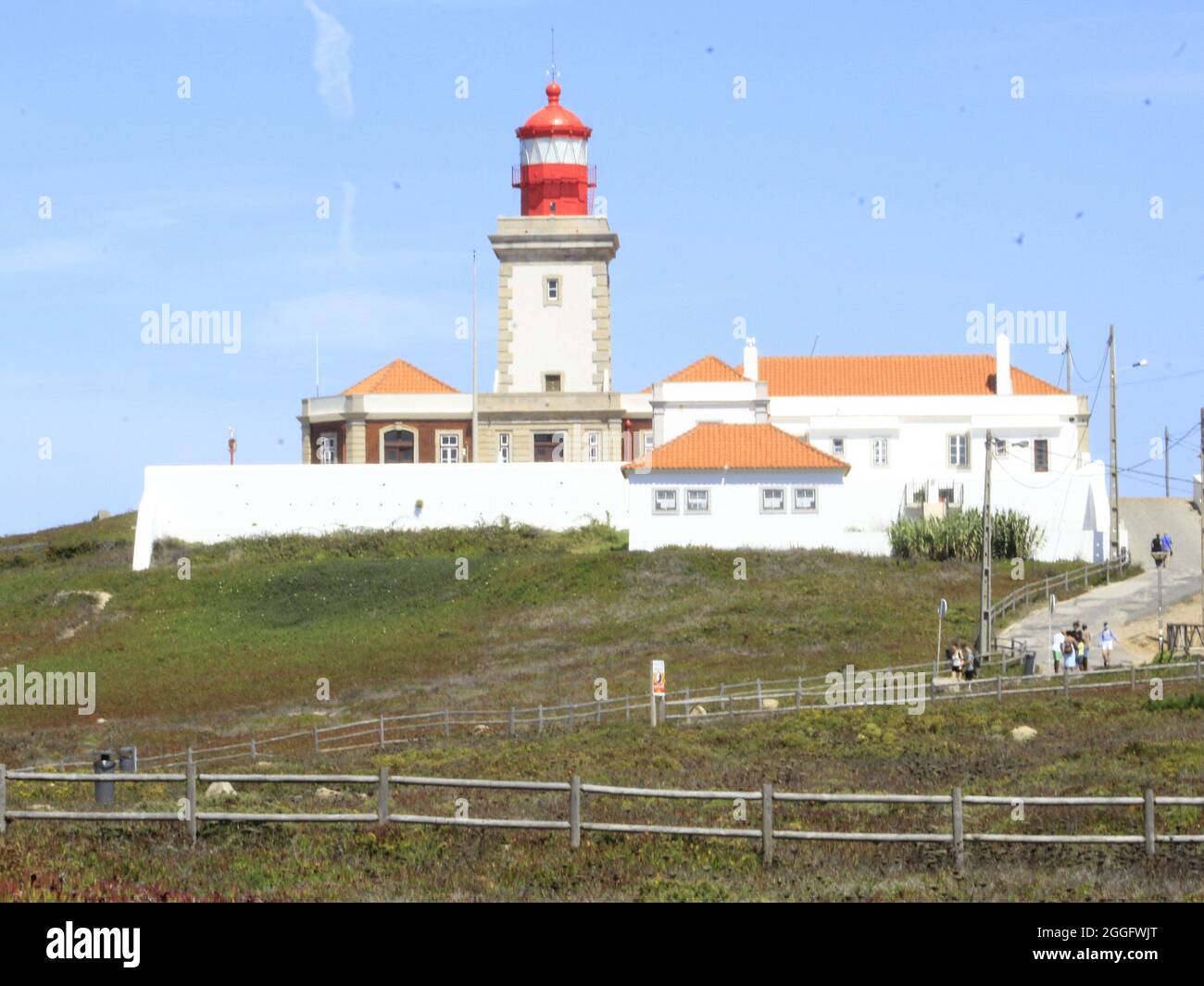 Sintra, Portogallo. 31 ago 2021. (INT) i turisti godono del bellissimo paesaggio di Cabo da Roca in Portogallo. 31 agosto 2021, Sintra, Portogallo: I turisti godono il bellissimo paesaggio di Cabo da Roca, uno dei luoghi più visitati nel comune di Sintra, nella regione metropolitana di Lisbona, Martedì (31). Sopra Cabo da Roca, il punto più occidentale del continente europeo, il poeta e scrittore portoghese Luis Vaz de Camoes scrisse: ''qui finisce la terra e inizia il mare' (Credit Image: © Edson De Souza/TheNEWS2 via ZUMA Press Wire) Foto Stock