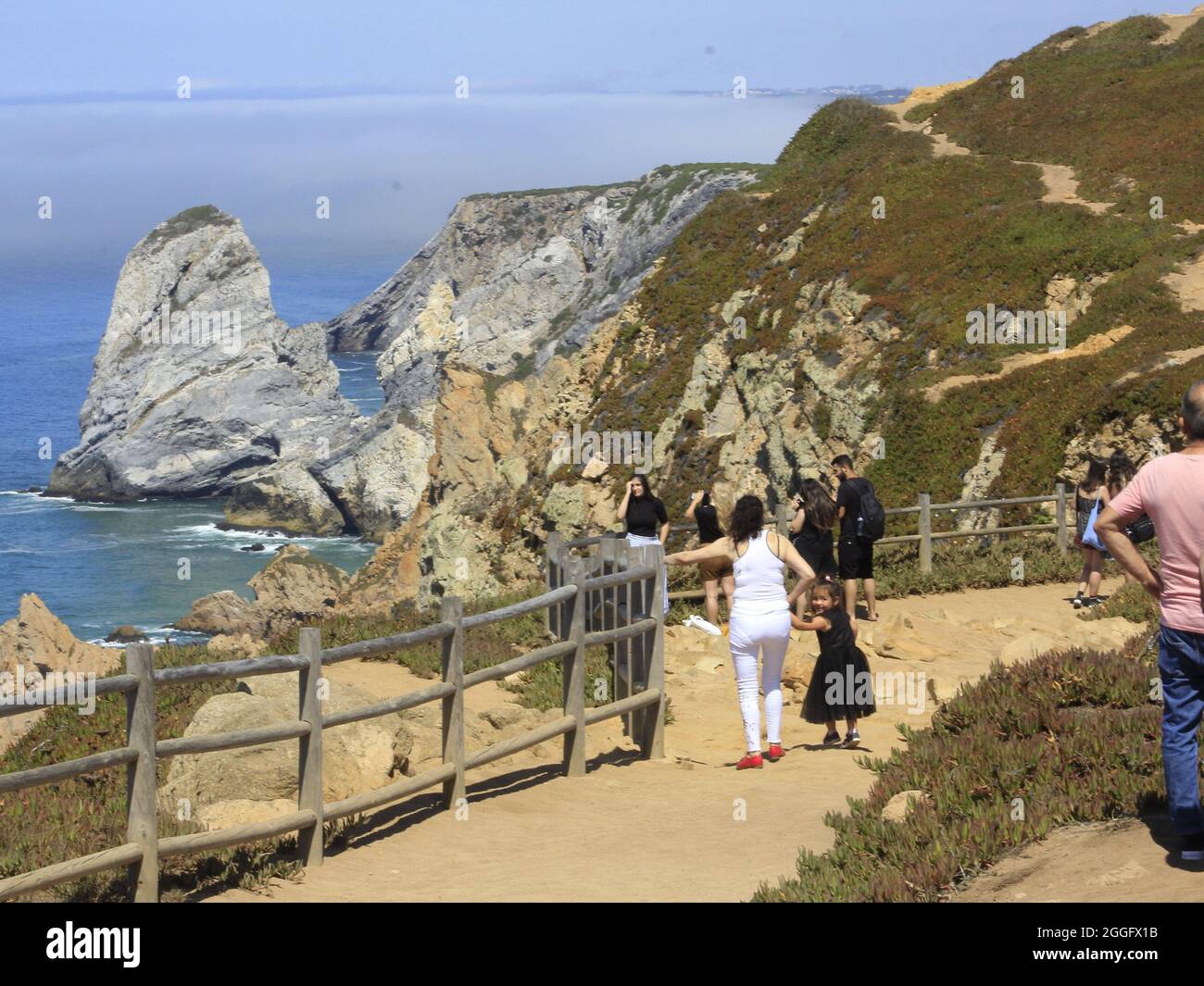 Sintra, Portogallo. 31 ago 2021. (INT) i turisti godono del bellissimo paesaggio di Cabo da Roca in Portogallo. 31 agosto 2021, Sintra, Portogallo: I turisti godono il bellissimo paesaggio di Cabo da Roca, uno dei luoghi più visitati nel comune di Sintra, nella regione metropolitana di Lisbona, Martedì (31). Sopra Cabo da Roca, il punto più occidentale del continente europeo, il poeta e scrittore portoghese Luis Vaz de Camoes scrisse: ''qui finisce la terra e inizia il mare' (Credit Image: © Edson De Souza/TheNEWS2 via ZUMA Press Wire) Foto Stock