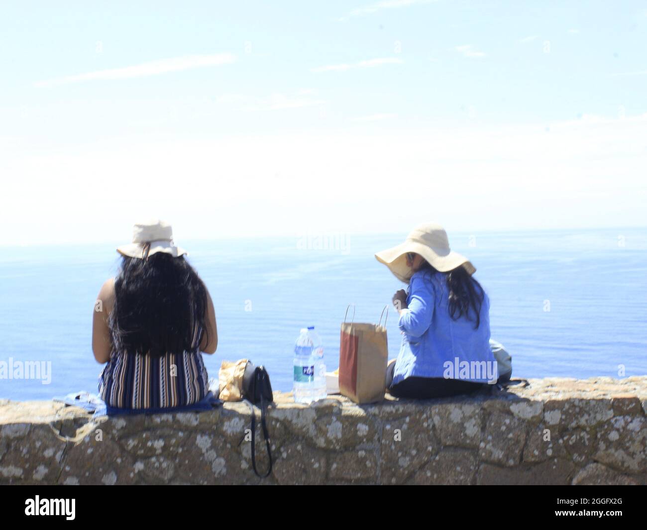 Sintra, Portogallo. 31 ago 2021. (INT) i turisti godono del bellissimo paesaggio di Cabo da Roca in Portogallo. 31 agosto 2021, Sintra, Portogallo: I turisti godono il bellissimo paesaggio di Cabo da Roca, uno dei luoghi più visitati nel comune di Sintra, nella regione metropolitana di Lisbona, Martedì (31). Sopra Cabo da Roca, il punto più occidentale del continente europeo, il poeta e scrittore portoghese Luis Vaz de Camoes scrisse: ''qui finisce la terra e inizia il mare' (Credit Image: © Edson De Souza/TheNEWS2 via ZUMA Press Wire) Foto Stock