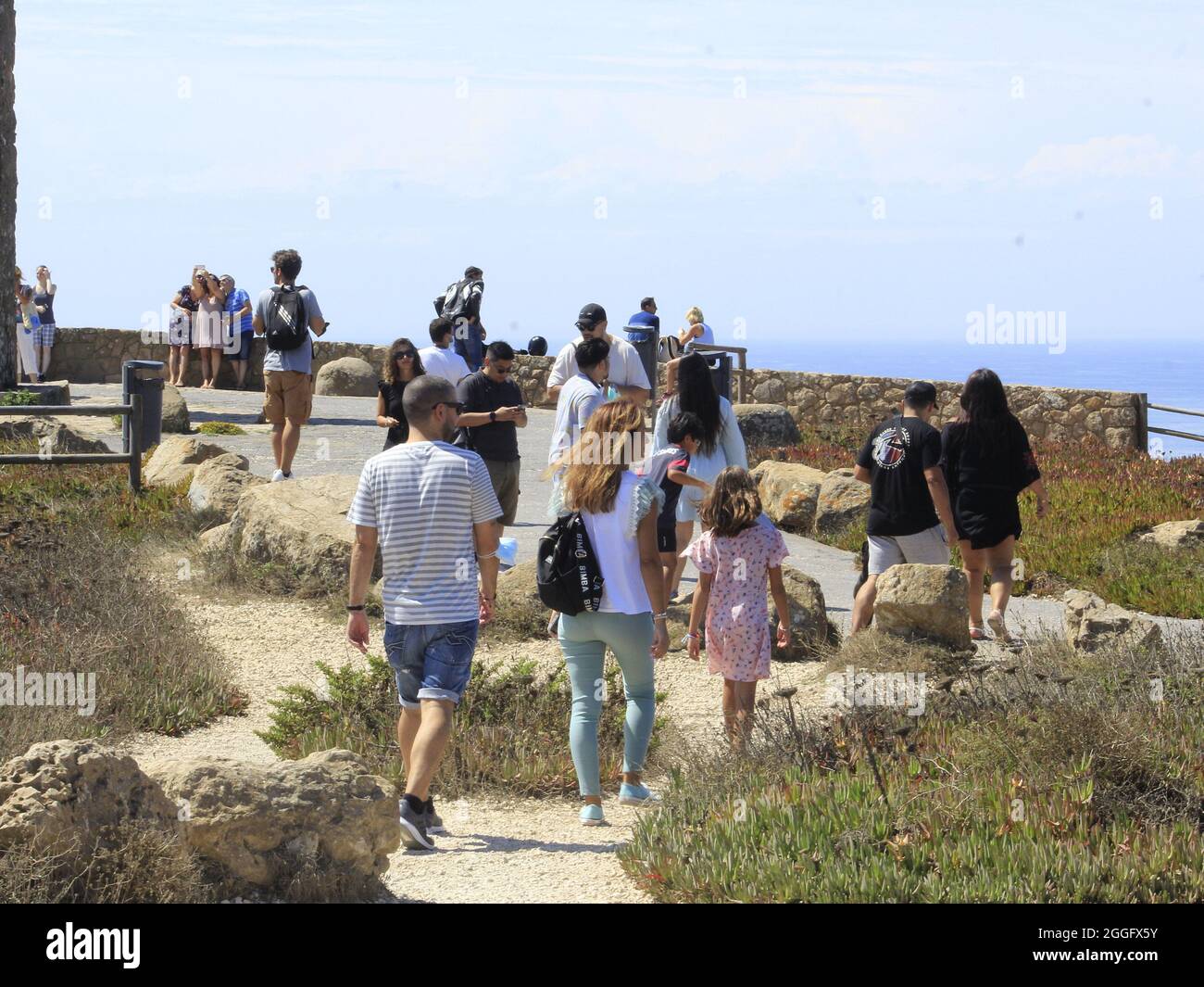 Sintra, Portogallo. 31 ago 2021. (INT) i turisti godono del bellissimo paesaggio di Cabo da Roca in Portogallo. 31 agosto 2021, Sintra, Portogallo: I turisti godono il bellissimo paesaggio di Cabo da Roca, uno dei luoghi più visitati nel comune di Sintra, nella regione metropolitana di Lisbona, Martedì (31). Sopra Cabo da Roca, il punto più occidentale del continente europeo, il poeta e scrittore portoghese Luis Vaz de Camoes scrisse: ''qui finisce la terra e inizia il mare' (Credit Image: © Edson De Souza/TheNEWS2 via ZUMA Press Wire) Foto Stock