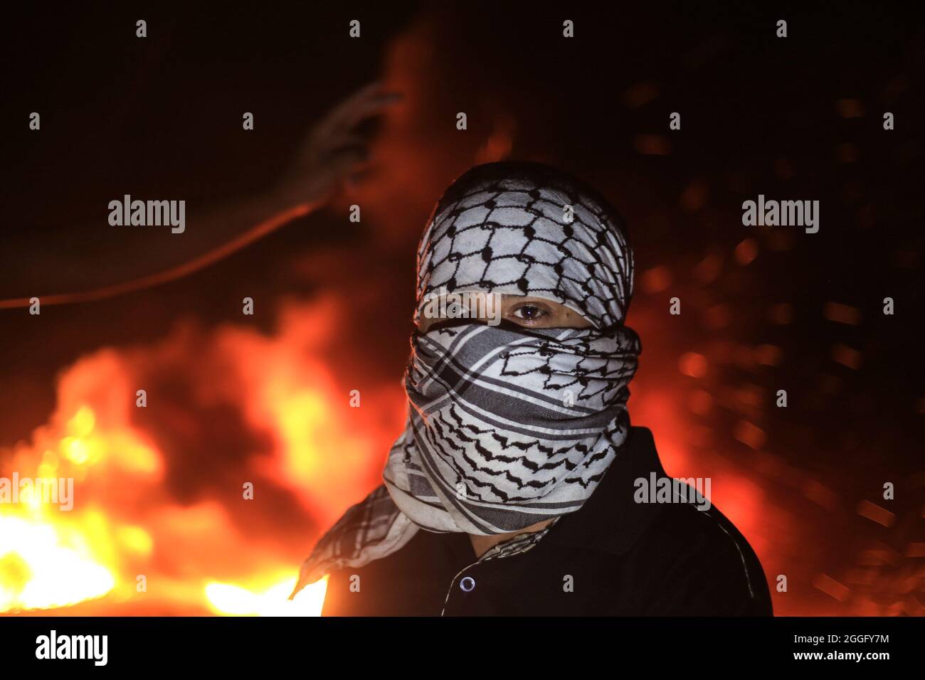 31 agosto 2021, campo profughi di Bureij, striscia di Gaza, Palestina: Dimostranti palestinesi durante gli scontri con i soldati israeliani lungo il confine tra la striscia di Gaza e Israele, ad est del campo profughi di Bureij, striscia di Gaza. Agosto 30, 2021. Nelle scorse settimane i manifestanti palestinesi hanno organizzato manifestazioni di massa nei pressi della barriera di confine per protestare contro il blocco israeliano. Decine di palestinesi sono stati feriti e due sono stati uccisi dal fuoco israeliano durante le proteste. (Credit Image: © Mahmoud Khattab/Quds Net News via ZUMA Press Wire) Foto Stock