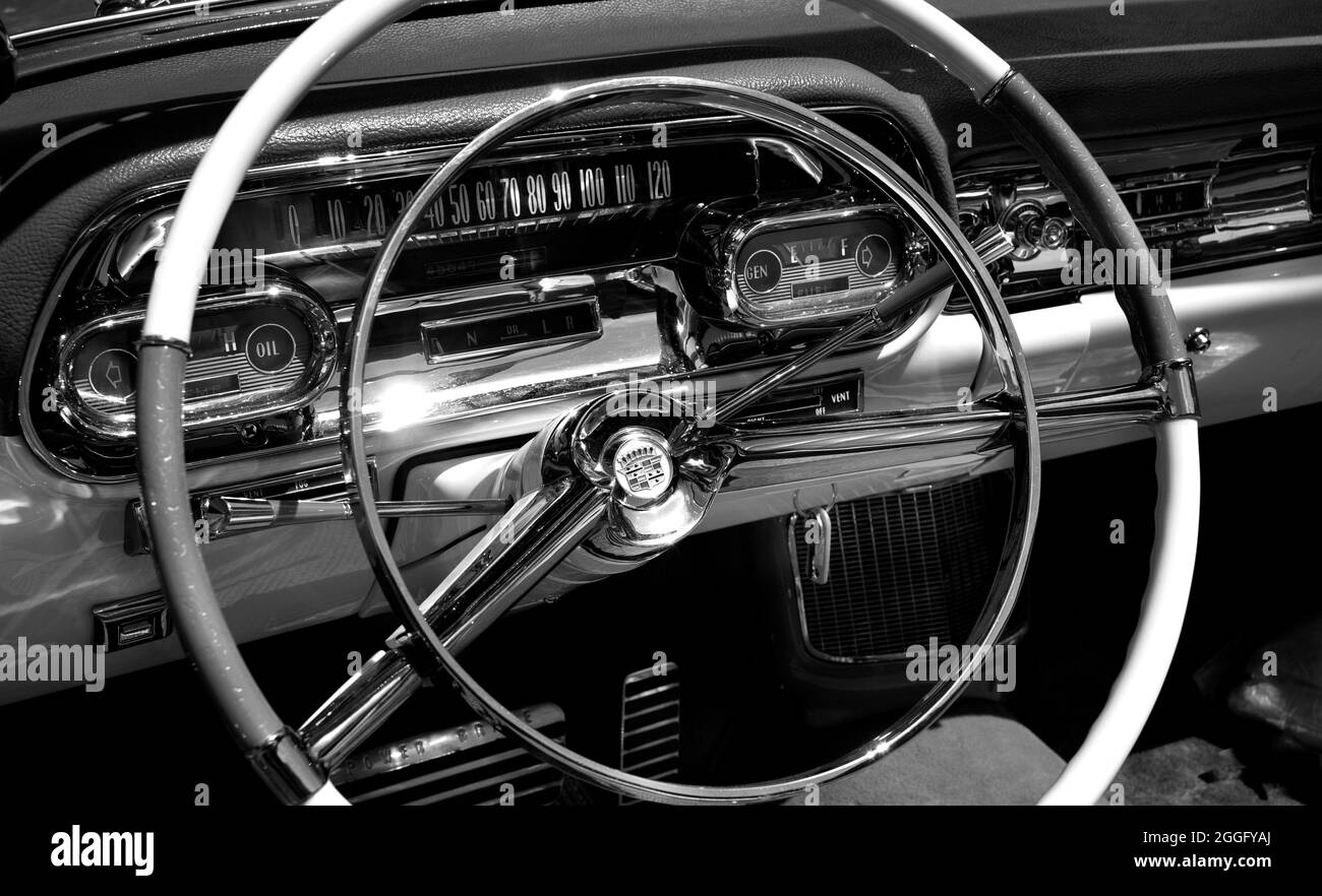 Il volante e il cruscotto di una Cadillac 1958 convertibile in mostra ad una mostra d'auto d'epoca e classica a Santa Fe, New Mexico. Foto Stock