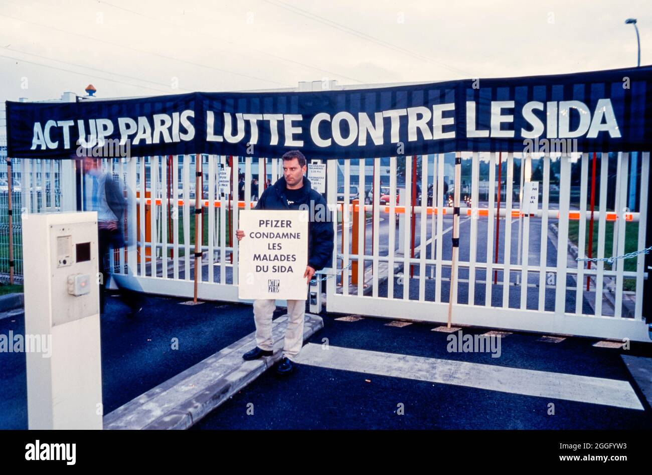 ACT UP Parigi dimostrazione contro Pfizer Pharmaceuticals Company, chiusura della fabbrica, attivisti per l'AIDS, ACT UP Aid protesta banner Big Pharma Foto Stock