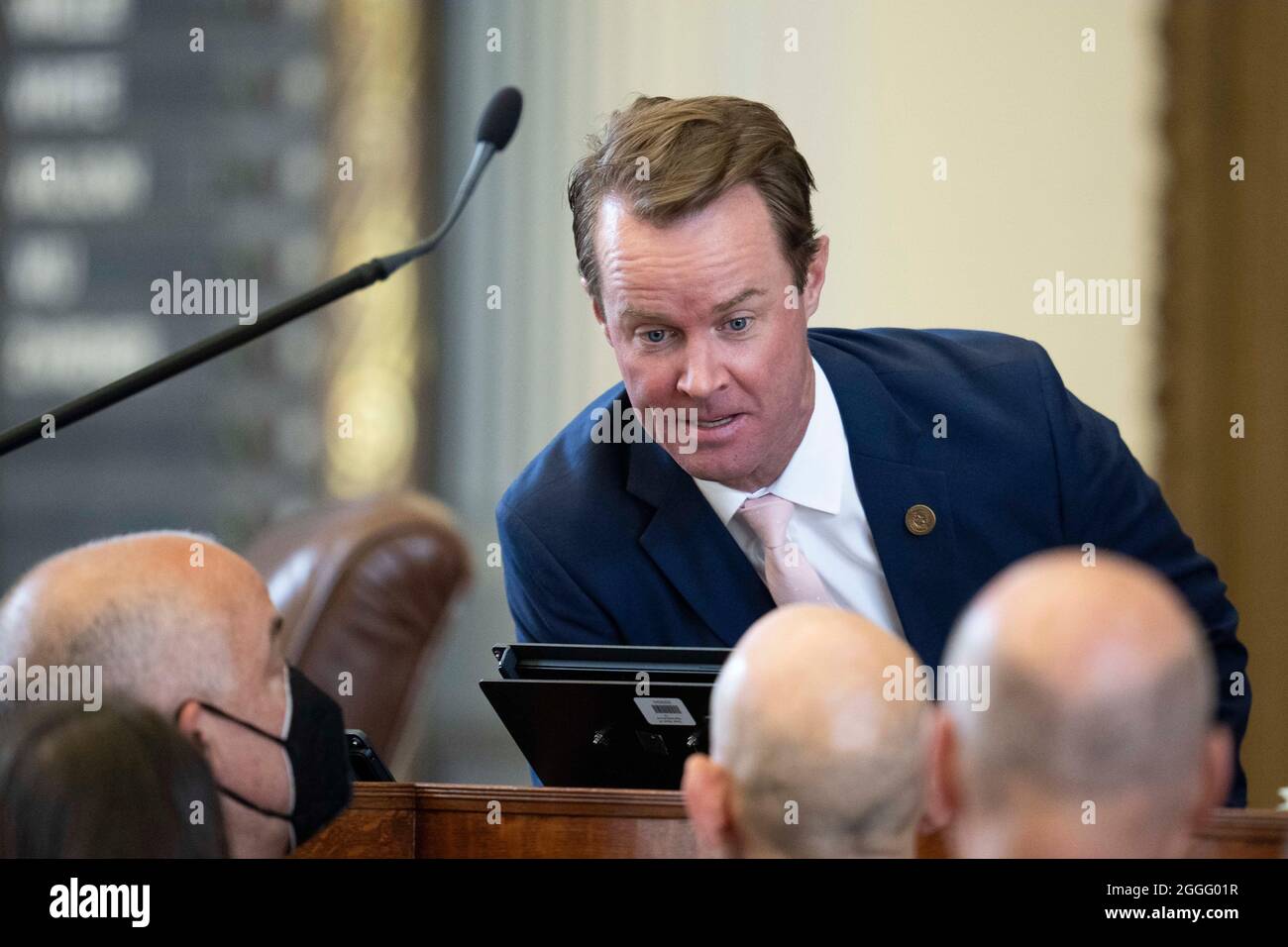 Il relatore della Camera Dade Phelan controlla una discussione tra il Rep. Chris Turner, D-Grand Prairie e il Rep. Greg Bonnen, R-Friendswood mentre la legislatura del Texas si avvicina alla fine della seconda sessione speciale chiamata della 87a Legislatura del Texas con un voto su SB1 il disegno di legge di integrità elettorale. Il provvedimento è approvato, 80-41 con diverse astensioni. Credit: Bob Daemmrich/Alamy Live News Foto Stock