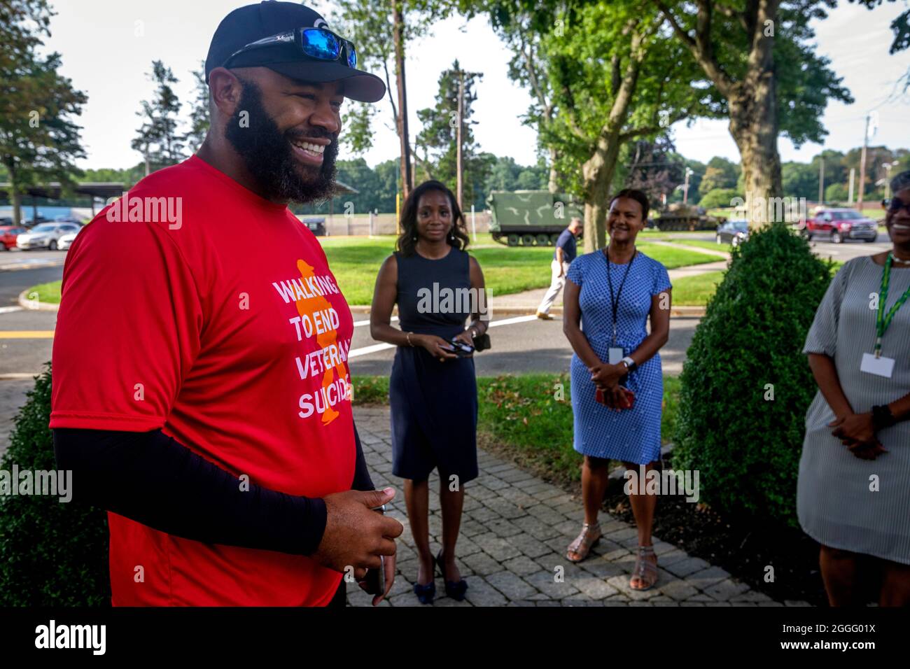 Greg C. Washington, II, a sinistra, si rivolge al New Jersey Department of Military and Veterans Affairs and Veteran organization members in Lawrenceville, N.J., 31 agosto 2021. Washington, laureato presso l'Accademia militare degli Stati Uniti e ex capitano della fanteria dell'esercito che ha servito sia in Afghanistan che in Iraq, sta camminando per 1,800 miglia per aumentare la consapevolezza del numero crescente di suicidi veterani. Un rapporto del Dipartimento degli Affari dei Veterani del 2019 ha dichiarato che più veterani si sono suicidati tra il 2008 e il 2017, poi sono morti nella guerra del Vietnam. Washington iniziò la sua passeggiata di 11 stati per onorare a Mound Bayou, Miss., e. Foto Stock