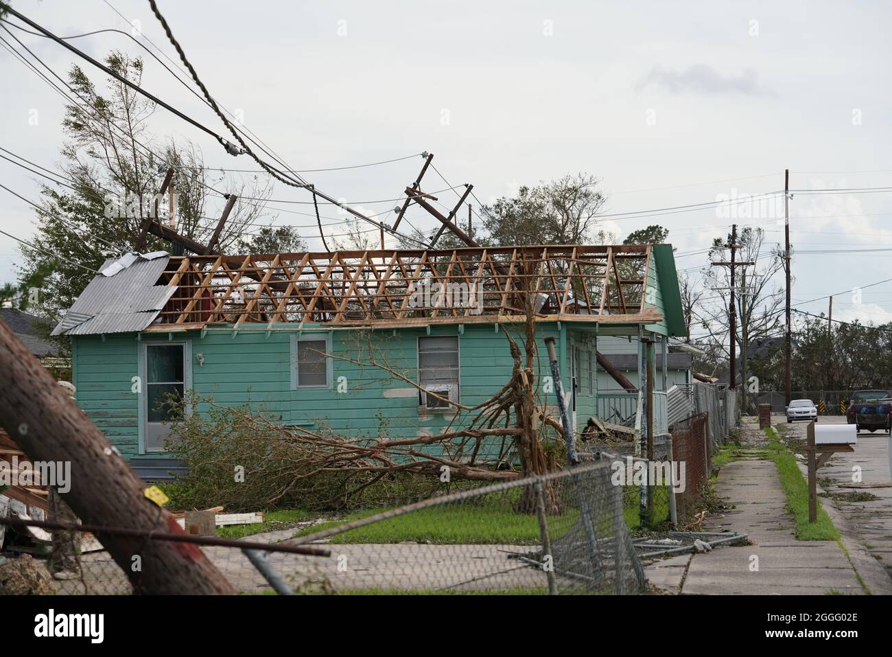 Houma, Stati Uniti d'America. 30 ago 2021. Houma, Stati Uniti d'America. 30 Agosto 2021. Case distrutte dall'uragano Ida 30 agosto 2021 a Houma, Louisiana. Ida ha attraversato la zona con venti di 150 mph e fatto la caduta 16 anni fa al giorno dell'uragano Katrina. Credit: Julie Joseph/FEMA/Alamy Live News Foto Stock