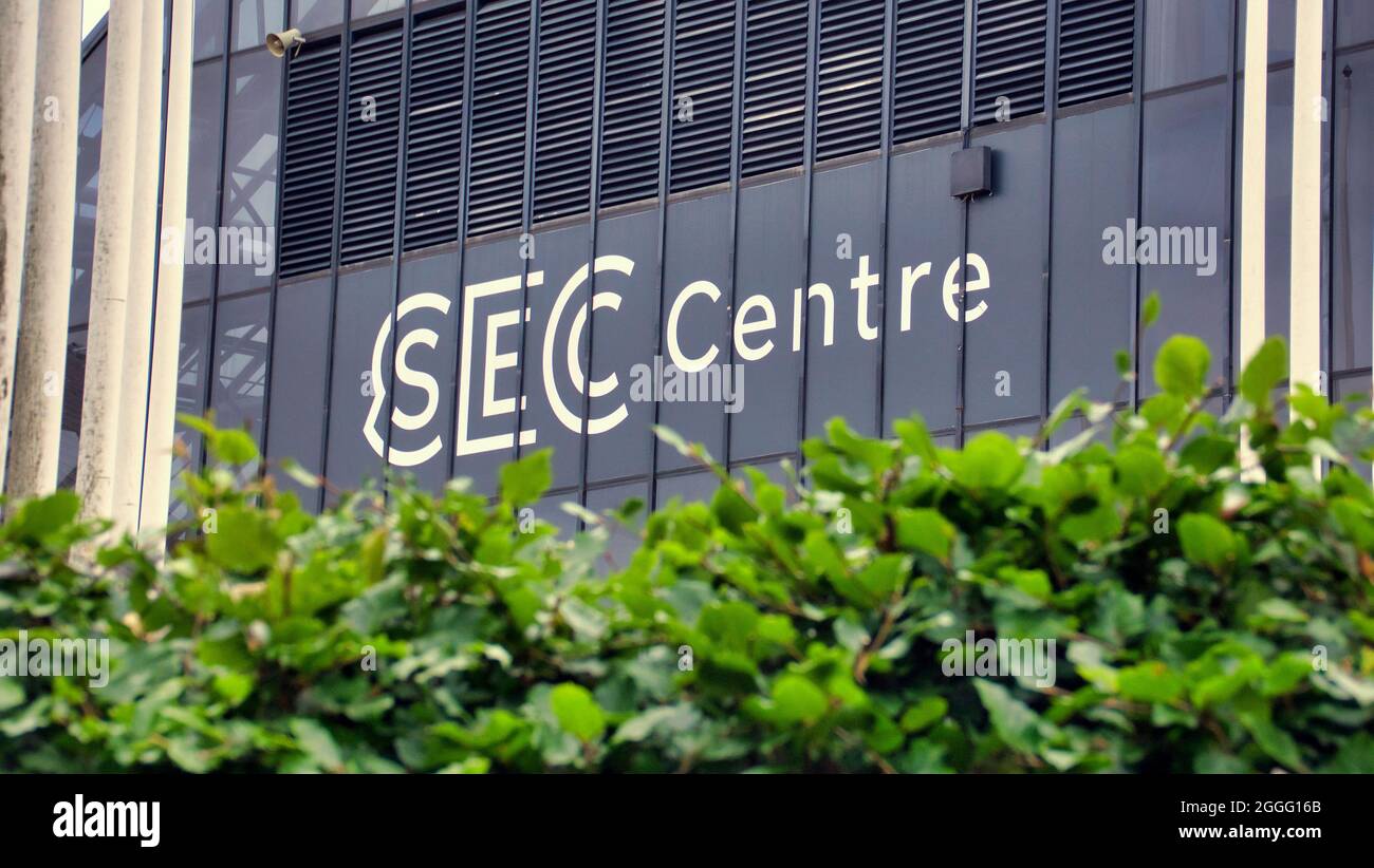 Glasgow, Scozia, Regno Unito 31 agosto 2021. Una scultura da 27 tonnellate di testa galleggiante in cemento e acciaio è tornata al clyde ormeggiato vicino al centro scientifico, vicino al sec luogo della conferenza sul cambiamento climatico cop26 in città il mese prossimo. Credit: Gerard Ferry/Alamy Live News Foto Stock