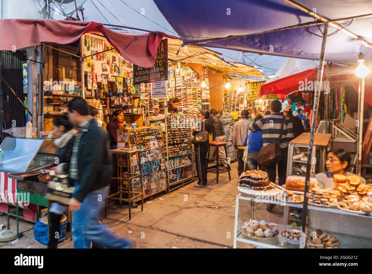 SUCRE, BOLIVIA - 21 APRILE 2015: La popolazione locale al mercato di Sucre, Bolivia Foto Stock