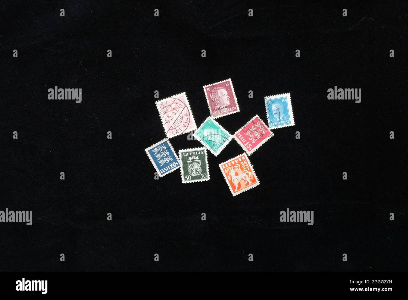 Collezione assortita di francobolli pre-sovietici provenienti da Estonia, Lettonia, Lituania; la regione dello Stato Baltico, Ostland, sotto il dominio nazista; Adolf Hitler. Foto Stock