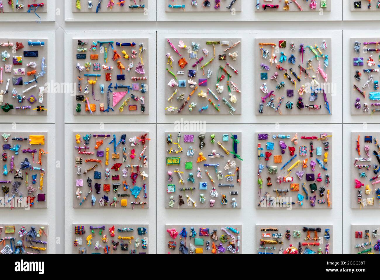 Detroit, Michigan, Stati Uniti. 31 ago 2021. Un memoriale per aiutare la comunità a guarire dalla pandemia covida è fatto a mano da centinaia di residenti della zona di Detroit. Il Memoriale di guarigione è costituito da sacche colorate in tessuto contenenti messaggi scritti a mano su persone care perdute. Il monumento sarà in mostra per un anno presso il centro convegni TCF della città. Credit: Jim West/Alamy Live News Foto Stock