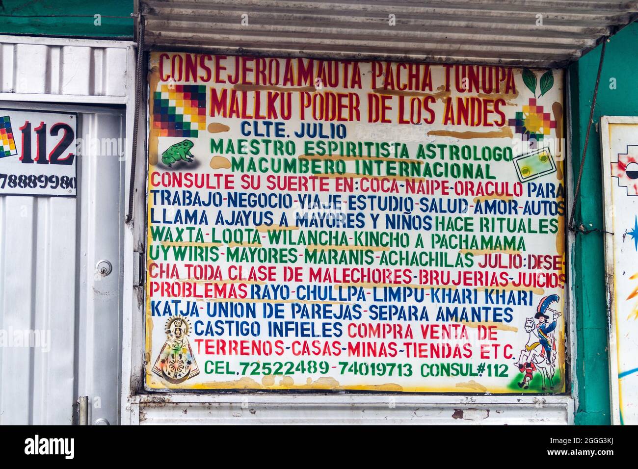 EL ALTO, BOLIVIA - 23 APRILE 2015: Offerta di servizi di streghe in un mercato locale di streghe a El Alto, Bolivia Foto Stock