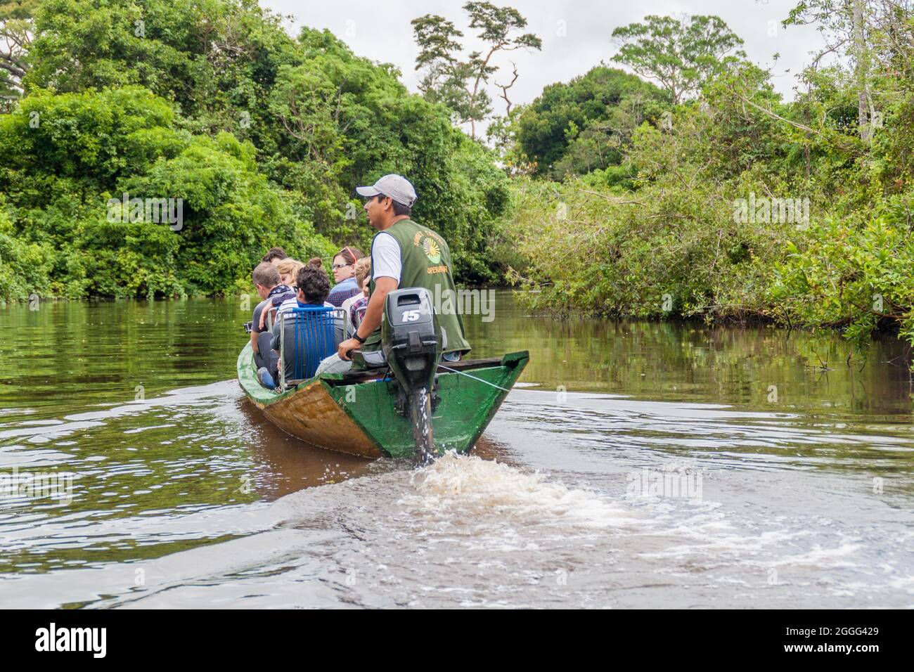 YACUMA, BOLIVIA - 5 MAGGIO 2015: I turisti in una gita in barca lungo il fiume Yacuma, Bolivia Foto Stock