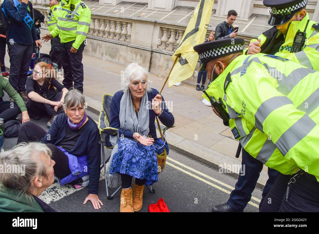 Londra, Regno Unito. 31 ago 2021. Un ufficiale di polizia parla a un manifestante che si rifiuta di muoversi durante la ribellione PRAM.i manifestanti della ribellione di estinzione vestiti in nero marched con pram a Westminster come parte della loro due settimane impossibile campagna di ribellione, chiedendo al governo britannico di agire in modo significativo sul clima e la crisi ecologica. (Foto di Vuk Valcic/SOPA Images/Sipa USA) Credit: Sipa USA/Alamy Live News Foto Stock