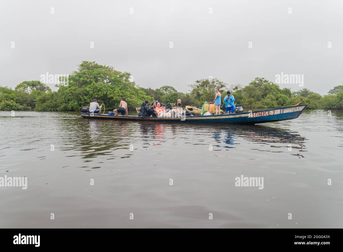 YACUMA, BOLIVIA - 6 MAGGIO 2015: I turisti in un tour di svezzamento dei delfini sul fiume Yacuma, Bolivia Foto Stock