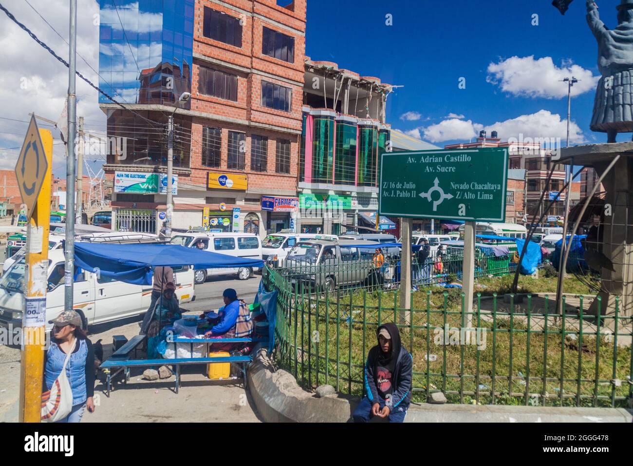 EL ALTO, BOLIVIA - 11 MAGGIO 2015: Traffico stradale a El Alto, Bolivia. Foto Stock