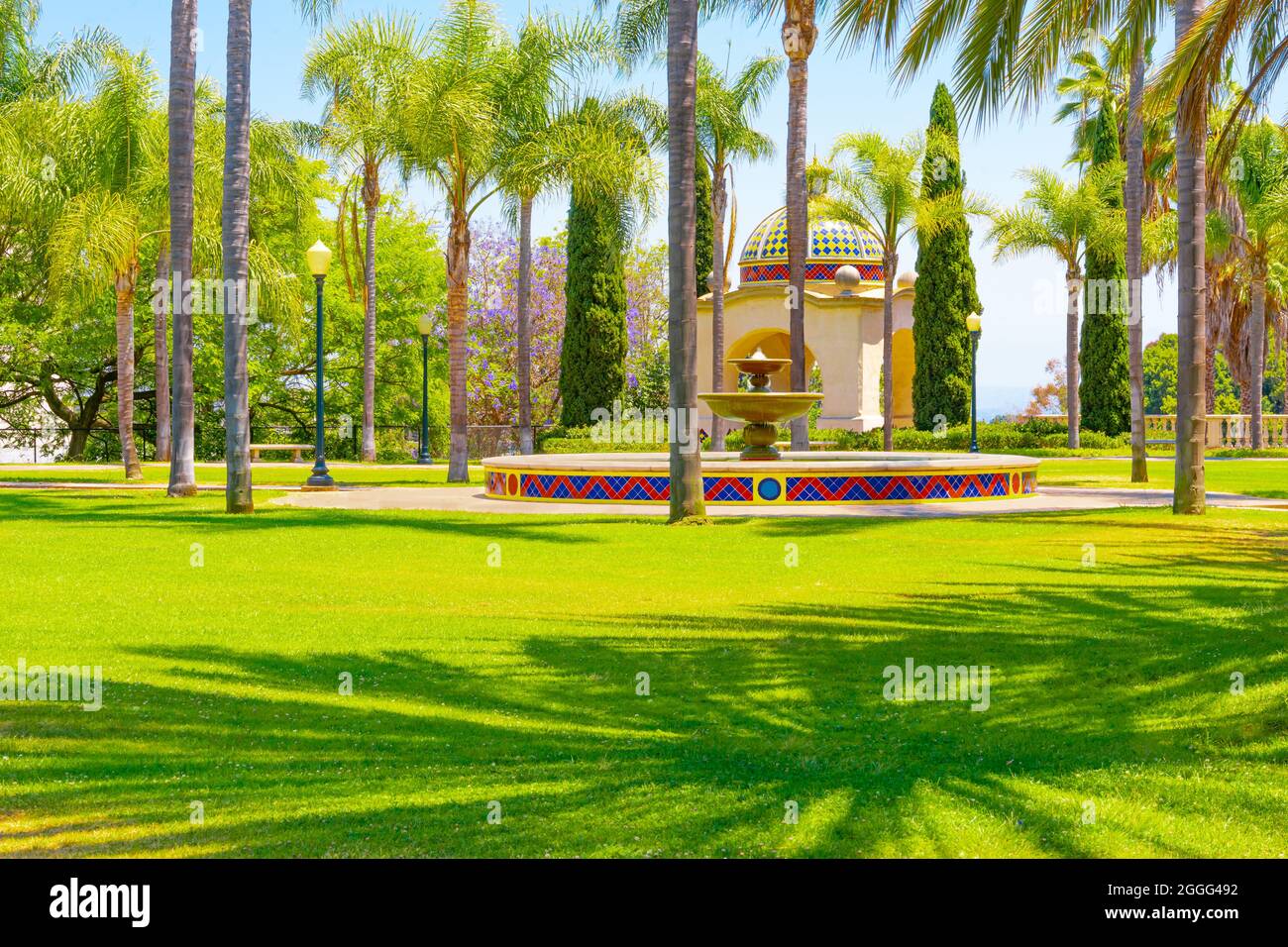 Un parco tranquillo con una fontana decorata e padiglione si trova in una zona erbosa nello storico Balboa Park, a San Diego, California. Il 1915-16 Panama-Califo Foto Stock