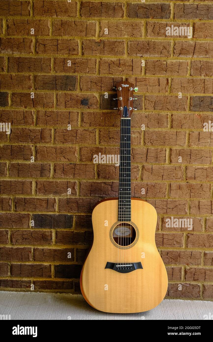 Taylor Guitar sul Brick Wall Foto Stock