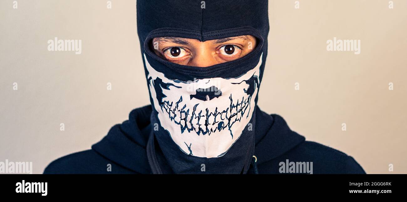 Uomo in una maschera bianca e nera, banner web. Foto Stock