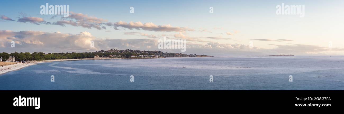 Vista panoramica di abitazioni residenziali in una città moderna sulla costa occidentale dell'Oceano Pacifico Foto Stock