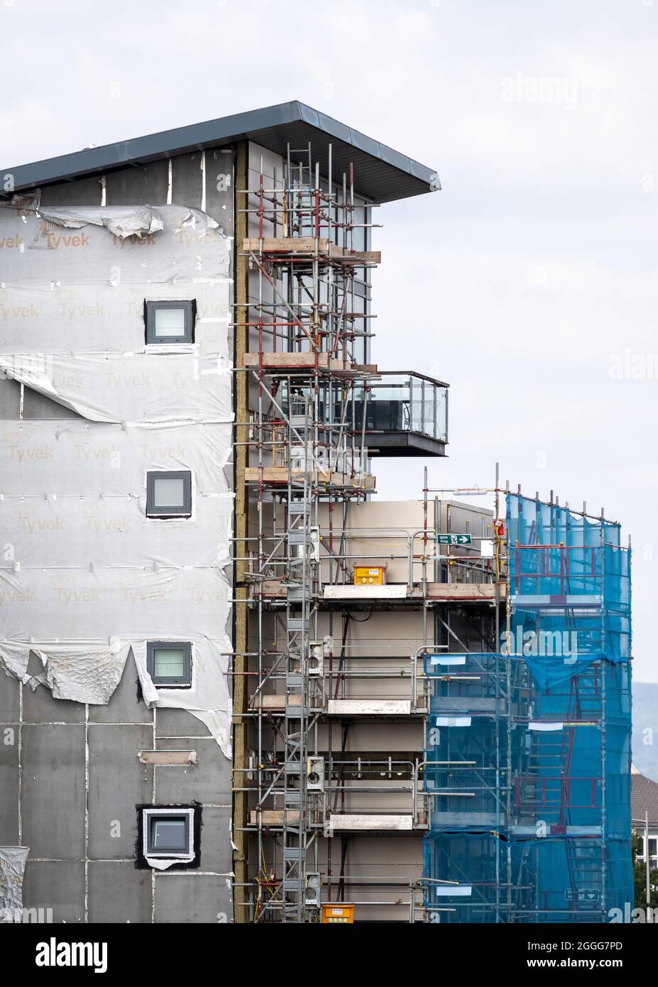 Una visione generale del rivestimento parzialmente rimosso in un edificio a Cardiff, Galles, Regno Unito. Foto Stock
