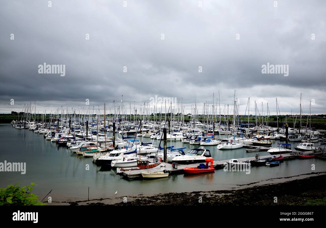 Image ©concesso in licenza a Parsons Media. 20/06/2021. Londra, Regno Unito. Burnham-on-Crouch. Vedute generali di Burnham-on-Crouch in Essex. Burnham-on-Crouch è una città dell'Inghilterra orientale, situata nel distretto di Maldon, nell'Essex. Si trova sulla riva nord del fiume Crouch. È uno dei luoghi più importanti della Gran Bretagna per lo yacht. Foto di Andrew Parsons / Parsons Media Foto Stock