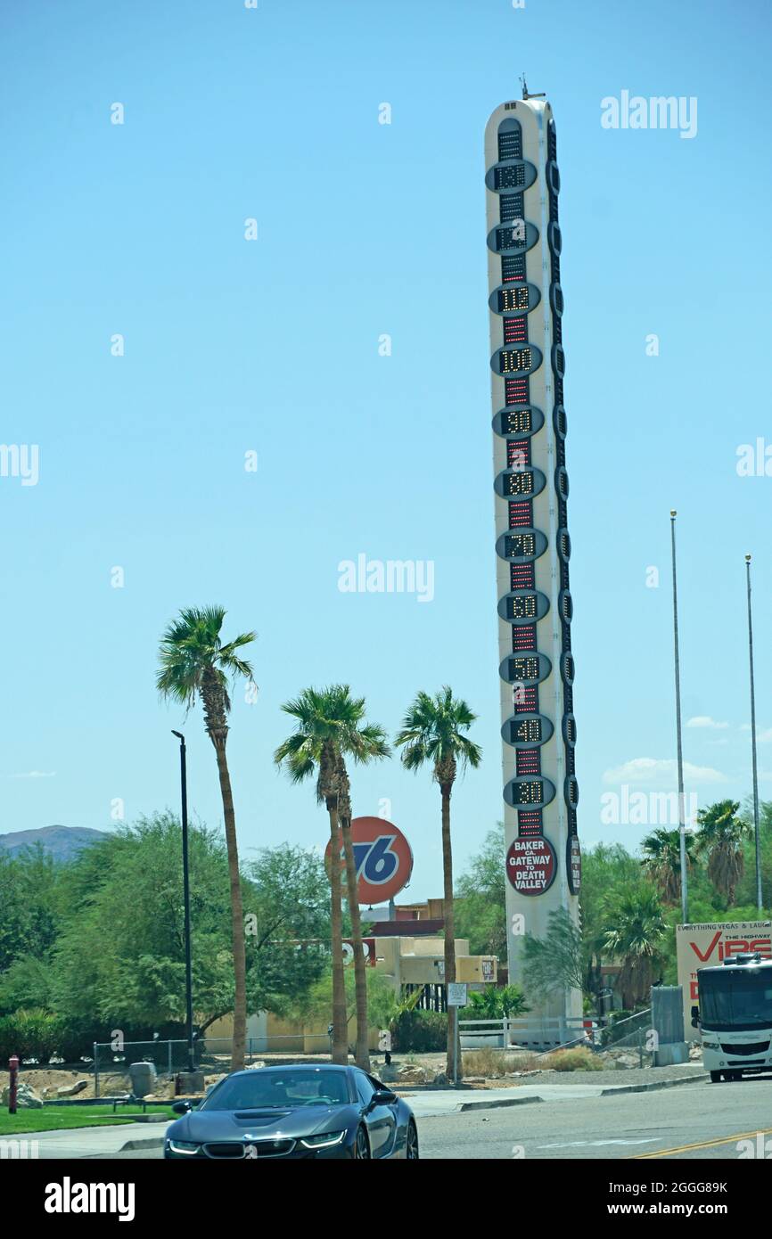 Termometro gigante a Baker, California Foto stock - Alamy