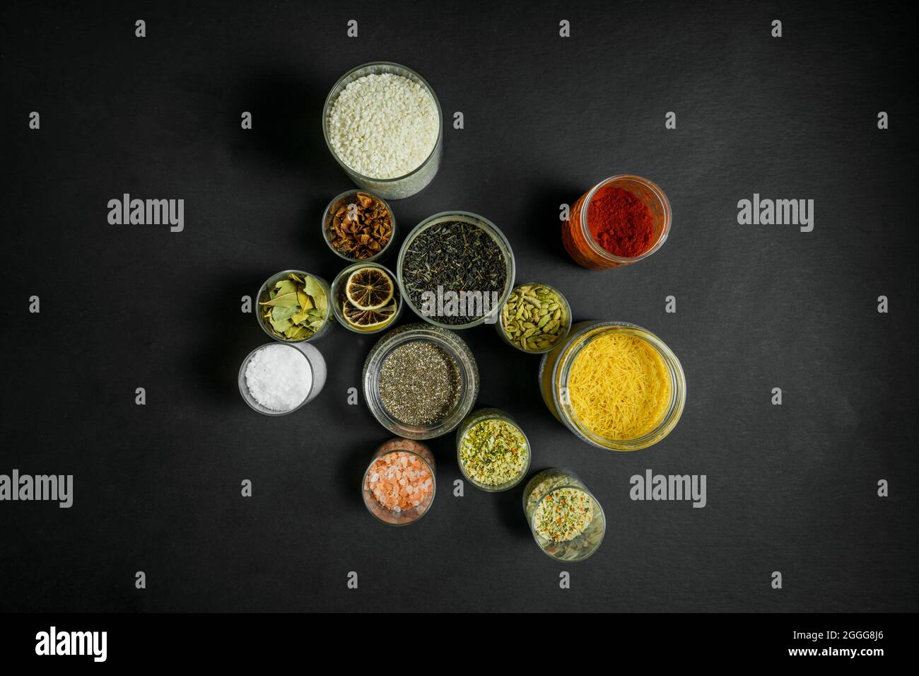 Foto dall'alto di molti vasetti con ingredienti per preparare una deliziosa e sontuosa zuppa Foto Stock