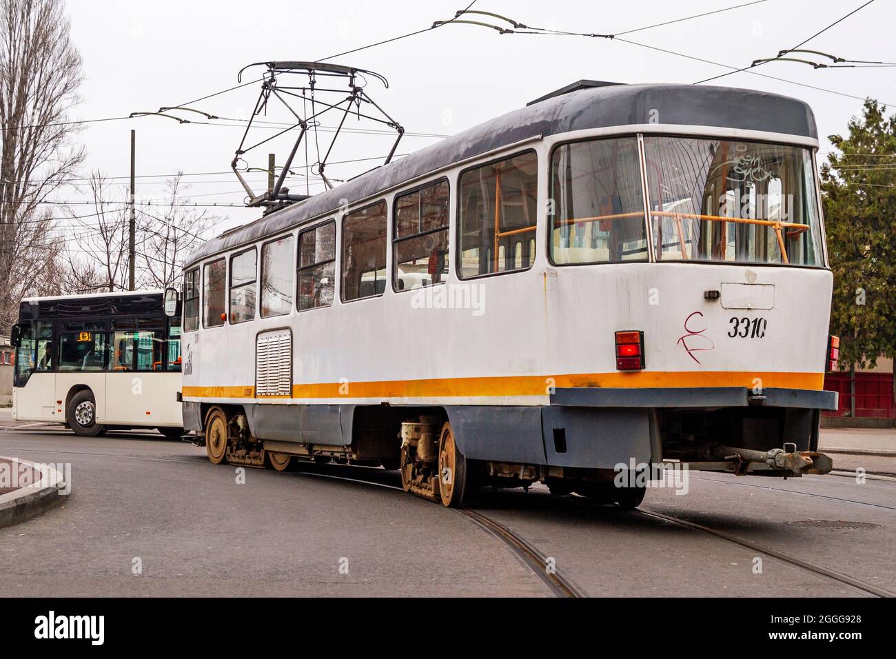 Vecchio tram elettrico che attraversa le strade del centro di Bucarest Foto Stock
