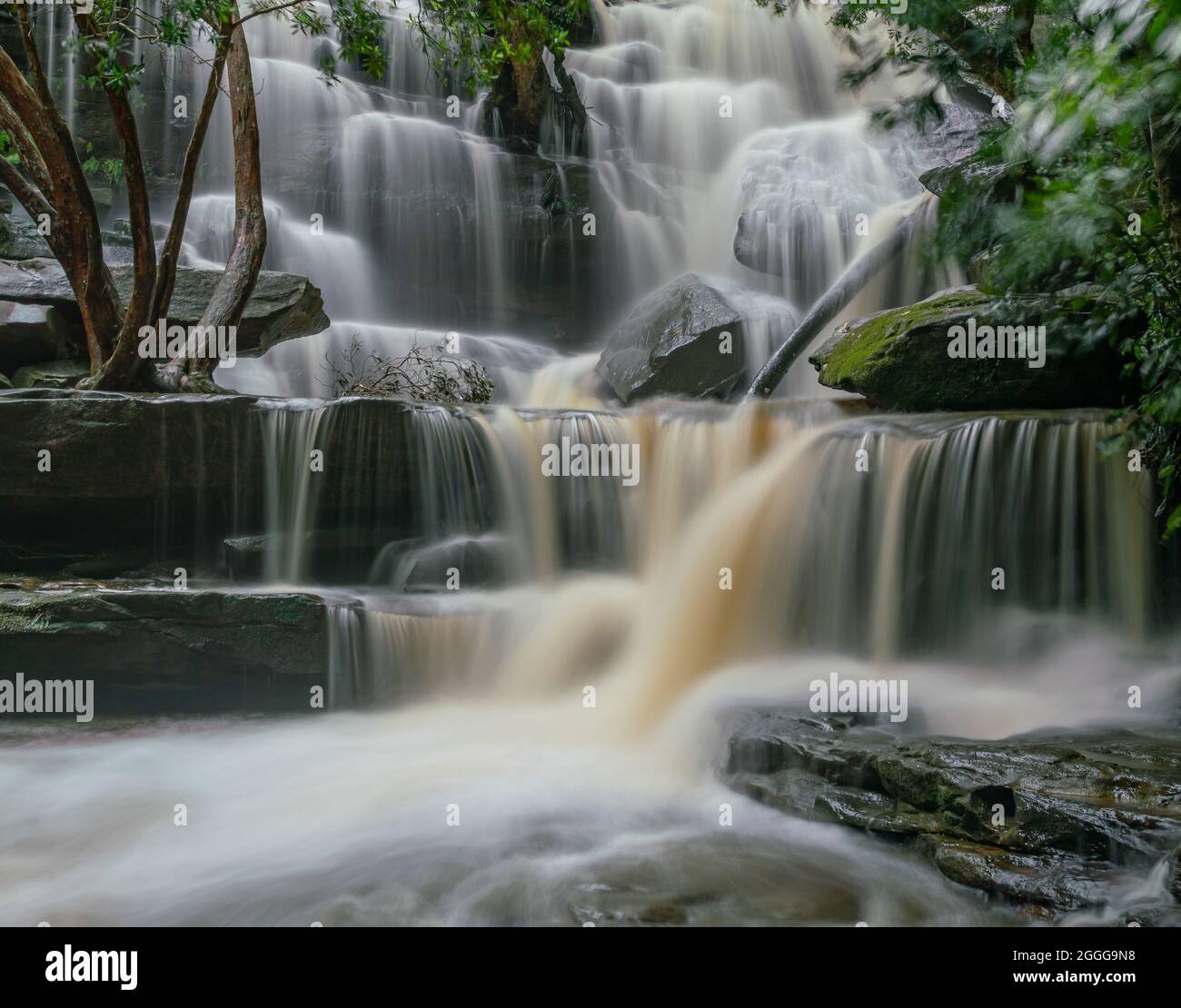 primo piano delle cadute del somersby inferiore con flusso di primavera alto Foto Stock
