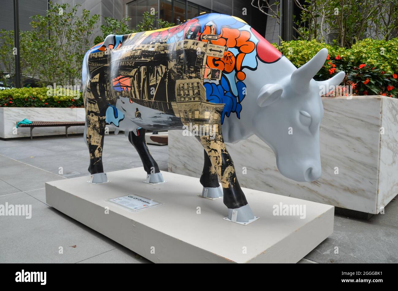 La Cow Parade è ritornata dopo 20 anni, l'esposizione di arte pubblica è visibile a Hudson Yards, New York City e sarà fino al 30 settembre 2021. Foto Stock
