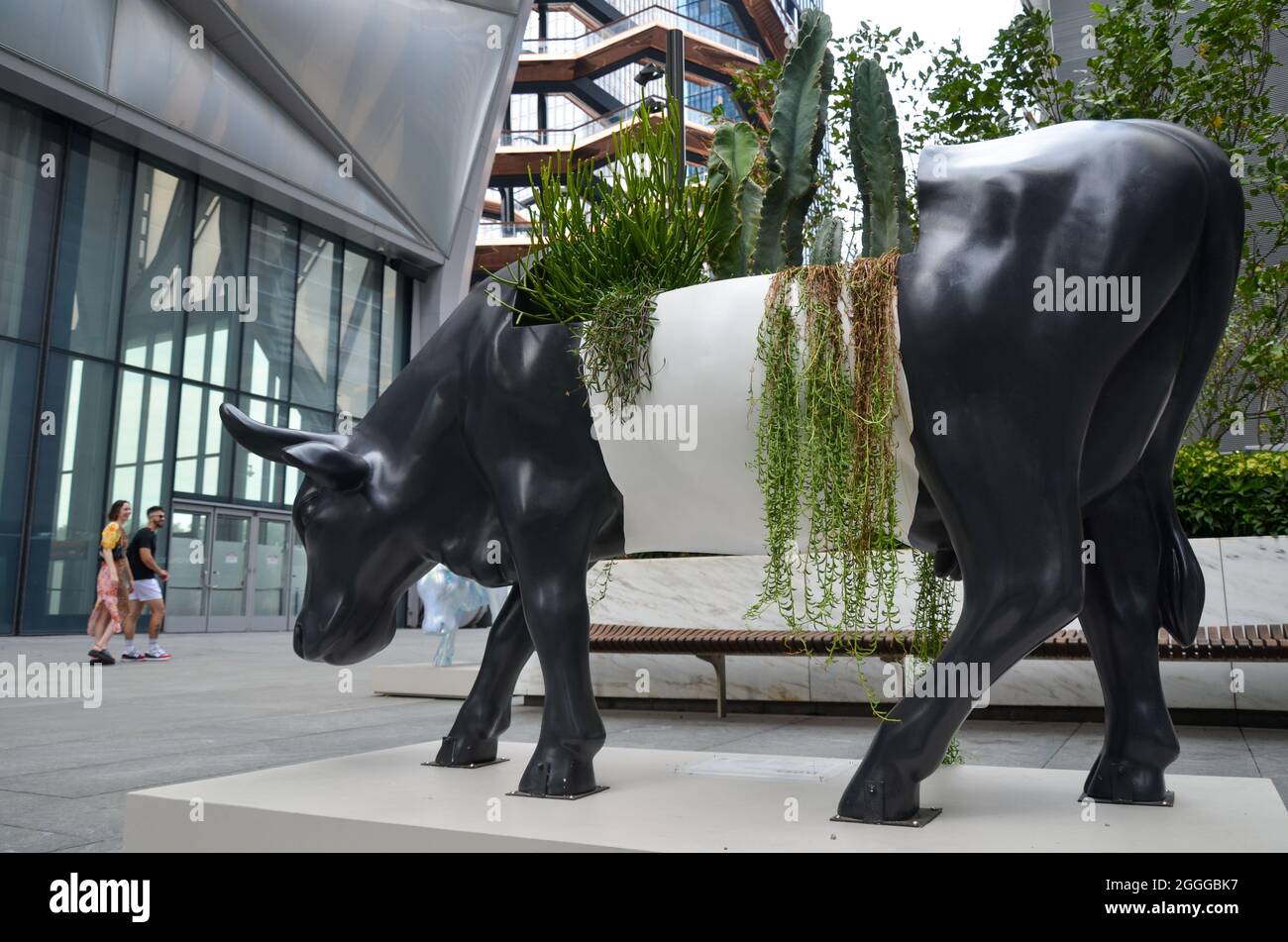 La Cow Parade è ritornata dopo 20 anni, l'esposizione di arte pubblica è visibile a Hudson Yards, New York City e sarà fino al 30 settembre 2021. Foto Stock