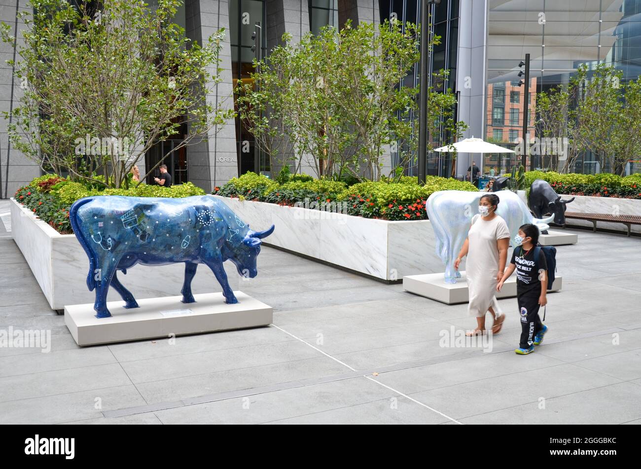 La Cow Parade è ritornata dopo 20 anni, l'esposizione di arte pubblica è visibile a Hudson Yards, New York City e sarà fino al 30 settembre 2021. Foto Stock