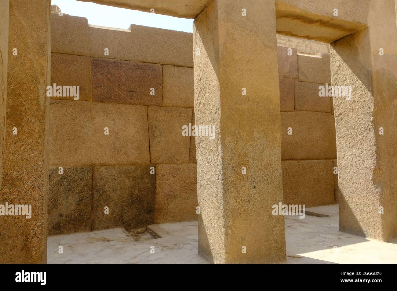 Egitto Cairo - Valle Tempio di Khafre grandi blocchi monolitici di granito Foto Stock