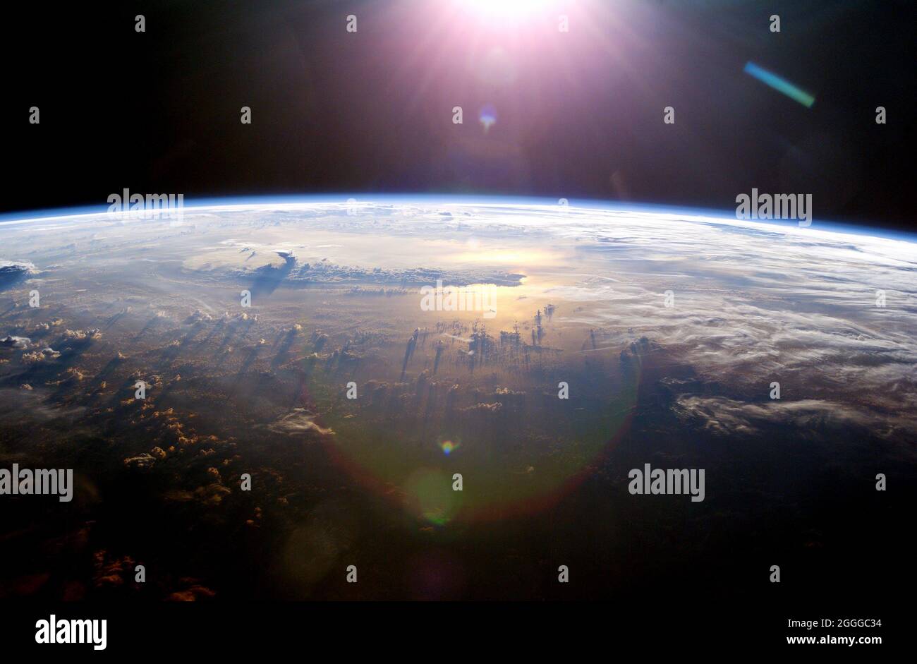 Terra dallo spazio, tramontando il sole sull'Oceano Pacifico. Foto Stock