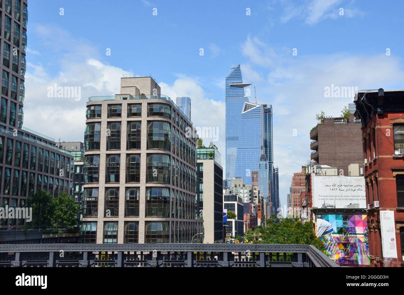 Paesaggio urbano di Manhattan sulla piattaforma di osservazione High Line nel cuore del centro di Manhattan. New York City, New York, USA. Luglio 2021. Foto Stock