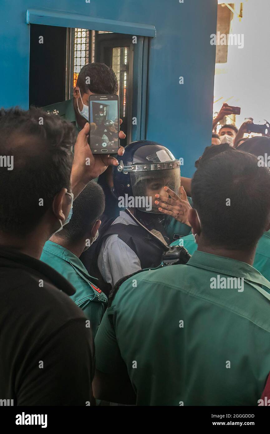 La polizia scorta il braccio della morte condannati nei 2016 uccisioni dell'attivista per i diritti di LGBT Xulhaz mannan e del suo amico Mahbub Rabbi Tonoy nei locali di un tribunale di Dhaka.Un tribunale di Dhaka ha condannato oggi sei membri del gruppo militante bandito Ansar al Islam a morte per aver ucciso l'ex USAID (United States Agency for International Development) ufficiale Xulhaz mannan e il suo amico Mahbub Rabbi Tonoy nel mese di aprile 2016. Il 25 aprile del 2016, Xulhaz mannan è stato violato a morte nella sua casa a Kalabagan di Dhaka insieme al suo amico Mahbub Rabbi Tonoy. Foto Stock