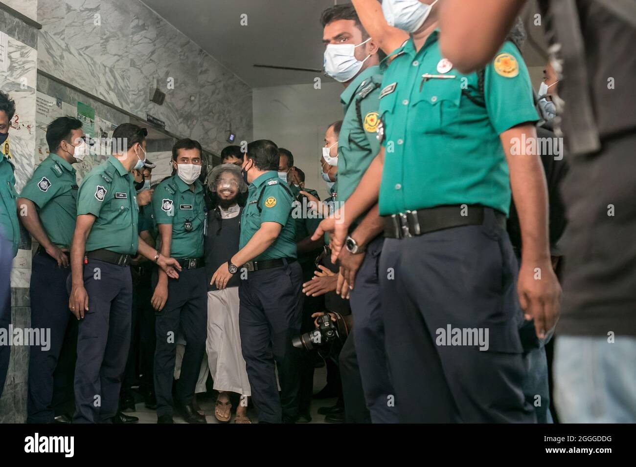 La polizia scorta il braccio della morte condannati nei 2016 uccisioni dell'attivista per i diritti di LGBT Xulhaz mannan e del suo amico Mahbub Rabbi Tonoy nei locali di un tribunale di Dhaka.Un tribunale di Dhaka ha condannato oggi sei membri del gruppo militante bandito Ansar al Islam a morte per aver ucciso l'ex USAID (United States Agency for International Development) ufficiale Xulhaz mannan e il suo amico Mahbub Rabbi Tonoy nel mese di aprile 2016. Il 25 aprile del 2016, Xulhaz mannan è stato violato a morte nella sua casa a Kalabagan di Dhaka insieme al suo amico Mahbub Rabbi Tonoy. Foto Stock