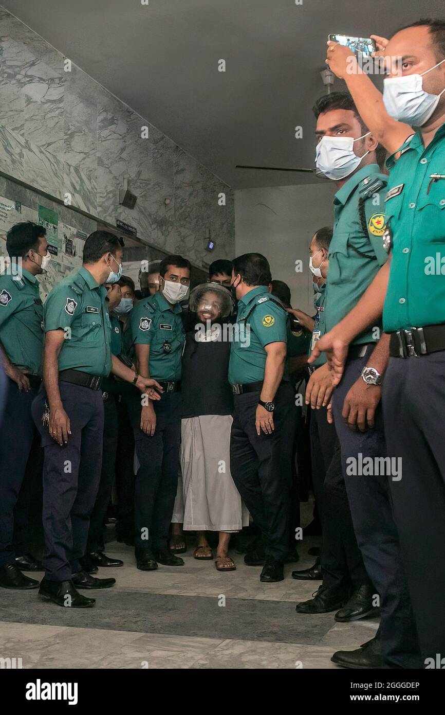 La polizia scorta il braccio della morte condannati nei 2016 uccisioni dell'attivista per i diritti di LGBT Xulhaz mannan e del suo amico Mahbub Rabbi Tonoy nei locali di un tribunale di Dhaka.Un tribunale di Dhaka ha condannato oggi sei membri del gruppo militante bandito Ansar al Islam a morte per aver ucciso l'ex USAID (United States Agency for International Development) ufficiale Xulhaz mannan e il suo amico Mahbub Rabbi Tonoy nel mese di aprile 2016. Il 25 aprile del 2016, Xulhaz mannan è stato violato a morte nella sua casa a Kalabagan di Dhaka insieme al suo amico Mahbub Rabbi Tonoy. (Foto di Sazzad Hossain/SOPA Images/Sipa USA) Foto Stock