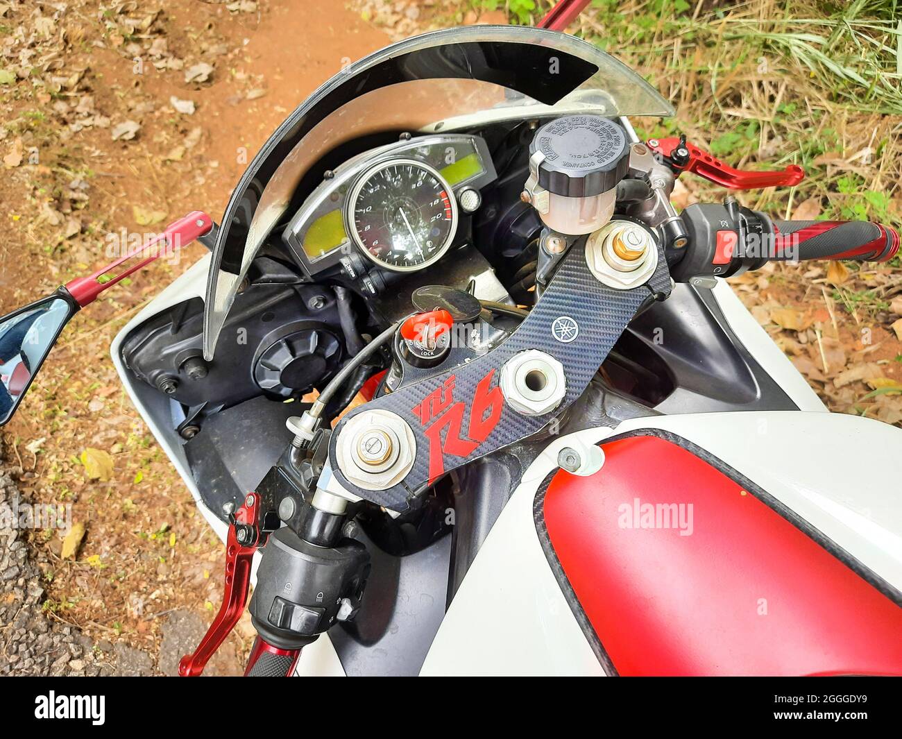 'Colombo, provincia occidentale sri lanka - 08 01 2021 : Vista laterale di una maniglia per motociclette Yamaha Racing e di un misuratore da corsa' Foto Stock
