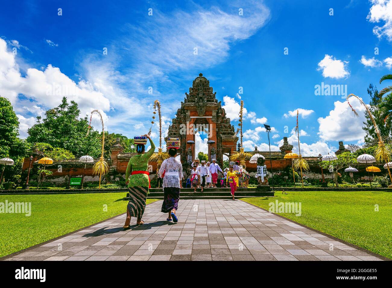 BALI, INDONESIA - APIRL 26, 2017 : gente balinese in abiti tradizionali durante la cerimonia religiosa al Tempio pura Taman Ayun, Bali in Indonesia. Foto Stock