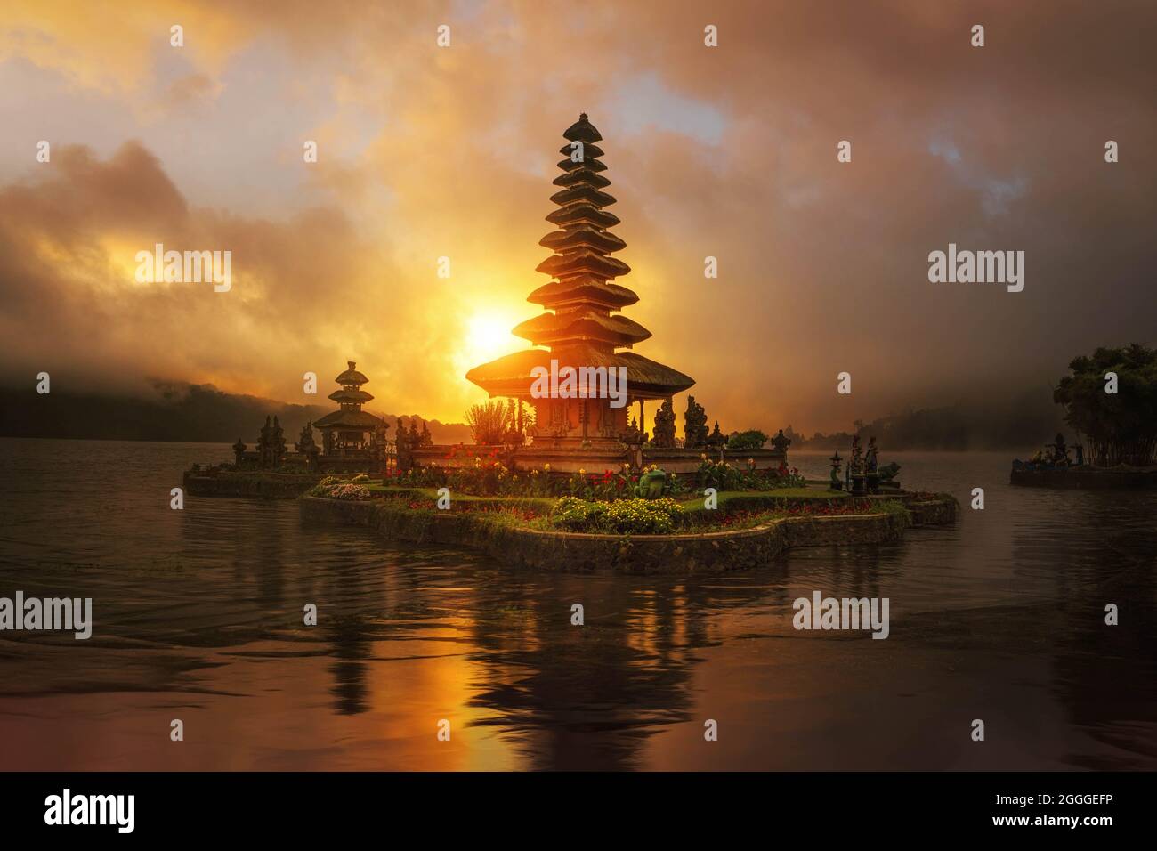 Tramonto in Pura Ulun Danu Bratan tempio di Bali, splendida architettura tradizionale dell Indonesia Foto Stock