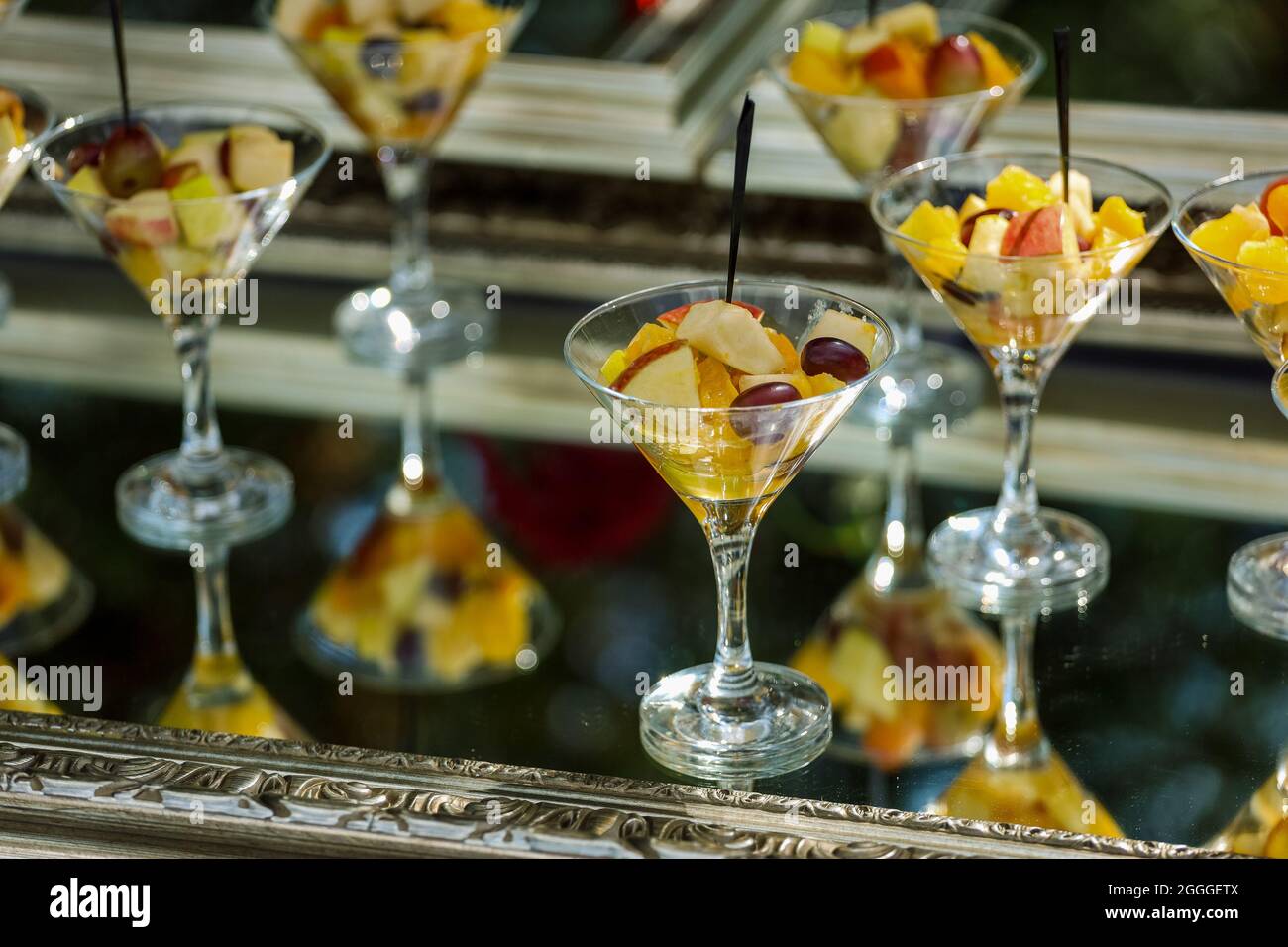 Antipasti, catering, spuntini in vetreria sul vassoio d'argento Foto di alta qualità Foto Stock