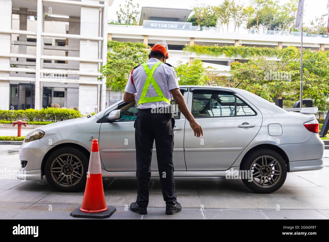 Kuala Lumpur, Malesia - 31 agosto 2021: Controllo di sicurezza all'ingresso di un centro commerciale. Solo le persone completamente vacate possono partecipare. Polizia o Foto Stock