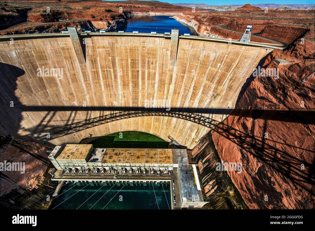 Glen Canyon Dam con Shadow of Glen Canyon Bridge, situato vicino a Page, Arizona Foto Stock