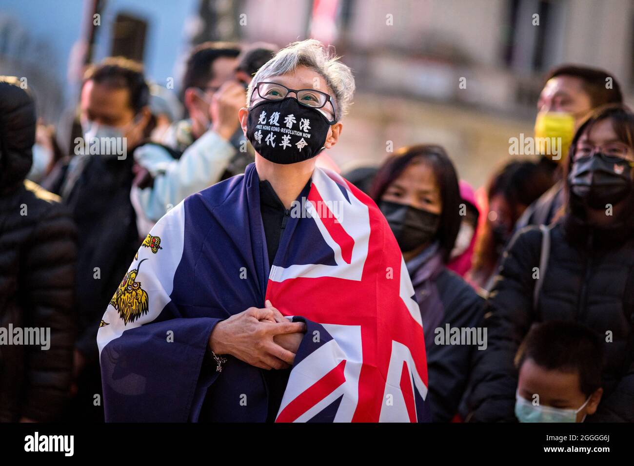 Londra, Regno Unito. 31 ago 2021. Hong Konger indossa una maschera scritta su liberate Hong Kong. Rivoluzione dei nostri tempi durante il rally.The Hong Kong diaspora si è riunito a Piccadilly Circus per commemorare gli atti di brutalità della polizia che hanno portato alla morte alla stazione del Principe Edoardo il 31 agosto 2020. Organizzato da England Good Neighbor, Hong Kongers marciò da Piccadilly Circus attraverso Chinatown, arrivando infine all'HKETO (Hong Kong Economic and Trade Office). Credit: SOPA Images Limited/Alamy Live News Foto Stock