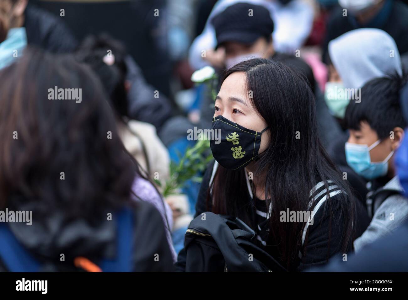 Londra, Regno Unito. 31 ago 2021. Un protettore visto indossare una maschera per il viso scritto su Hong Kong durante il rally.The Hong Kong diaspora si è riunito a Piccadilly Circus per commemorare gli atti di brutalità della polizia che hanno portato alla morte alla stazione del Principe Edoardo il 31 agosto 2020. Organizzato da England Good Neighbor, Hong Kongers marciò da Piccadilly Circus attraverso Chinatown, arrivando infine all'HKETO (Hong Kong Economic and Trade Office). Credit: SOPA Images Limited/Alamy Live News Foto Stock