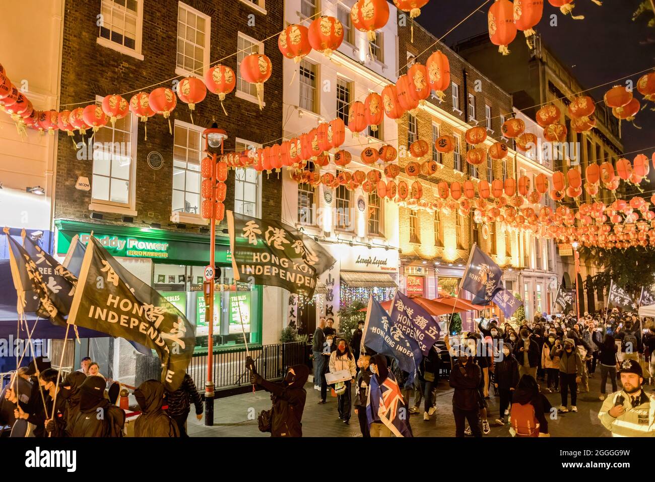 Londra, Regno Unito. 31 ago 2021. Hong Kongers ha visto marciare attraverso China Town mentre sventolava bandiere che dicono l'indipendenza di Hong Kong durante il rally. La diaspora di Hong Kong si è riunita a Piccadilly Circus per commemorare gli atti di brutalità della polizia che hanno causato la morte alla stazione del Principe Edoardo il 31 agosto 2020. Organizzato da England Good Neighbor, Hong Kongers marciò da Piccadilly Circus attraverso Chinatown, arrivando infine all'HKETO (Hong Kong Economic and Trade Office). (Foto di Belinda Jiao/SOPA Images/Sipa USA) Credit: Sipa USA/Alamy Live News Foto Stock