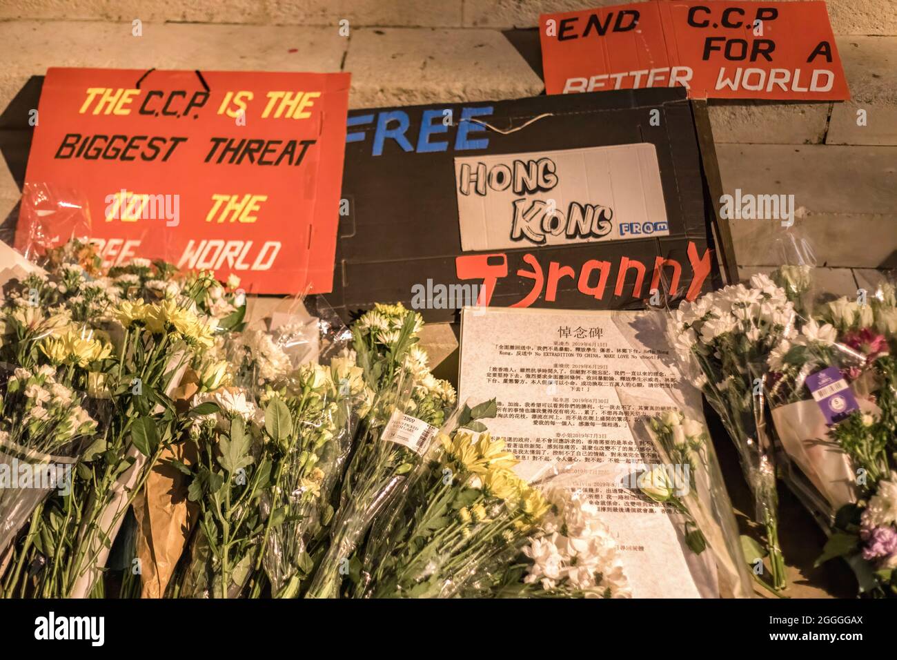 Londra, Regno Unito. 31 ago 2021. Cartelli e fiori sono visibili fuori dai gradini di HKETO (Ufficio economico e commerciale di Hong Kong). La diaspora di Hong Kong si è riunita a Piccadilly Circus per commemorare gli atti di brutalità della polizia che hanno causato la morte alla stazione del Principe Edoardo il 31 agosto 2020. Organizzato da Inghilterra buon vicino, Hong Kongers marciò da Piccadilly Circus attraverso Chinatown, arrivando finalmente al HKETO. (Foto di Belinda Jiao/SOPA Images/Sipa USA) Credit: Sipa USA/Alamy Live News Foto Stock